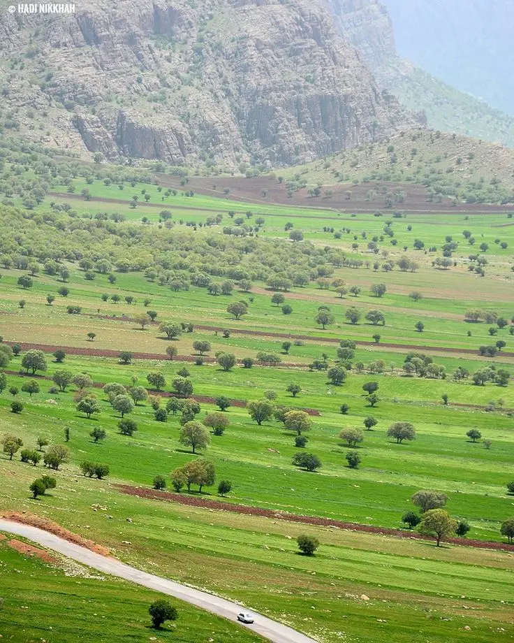 منظره زیبا از آبشار سیوان در فصل بهار