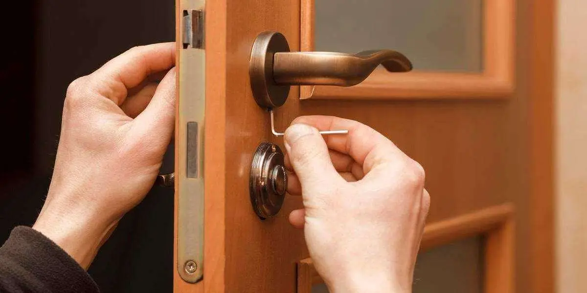 ابزارهای تخصصی کلیدساز در یک کارگاه