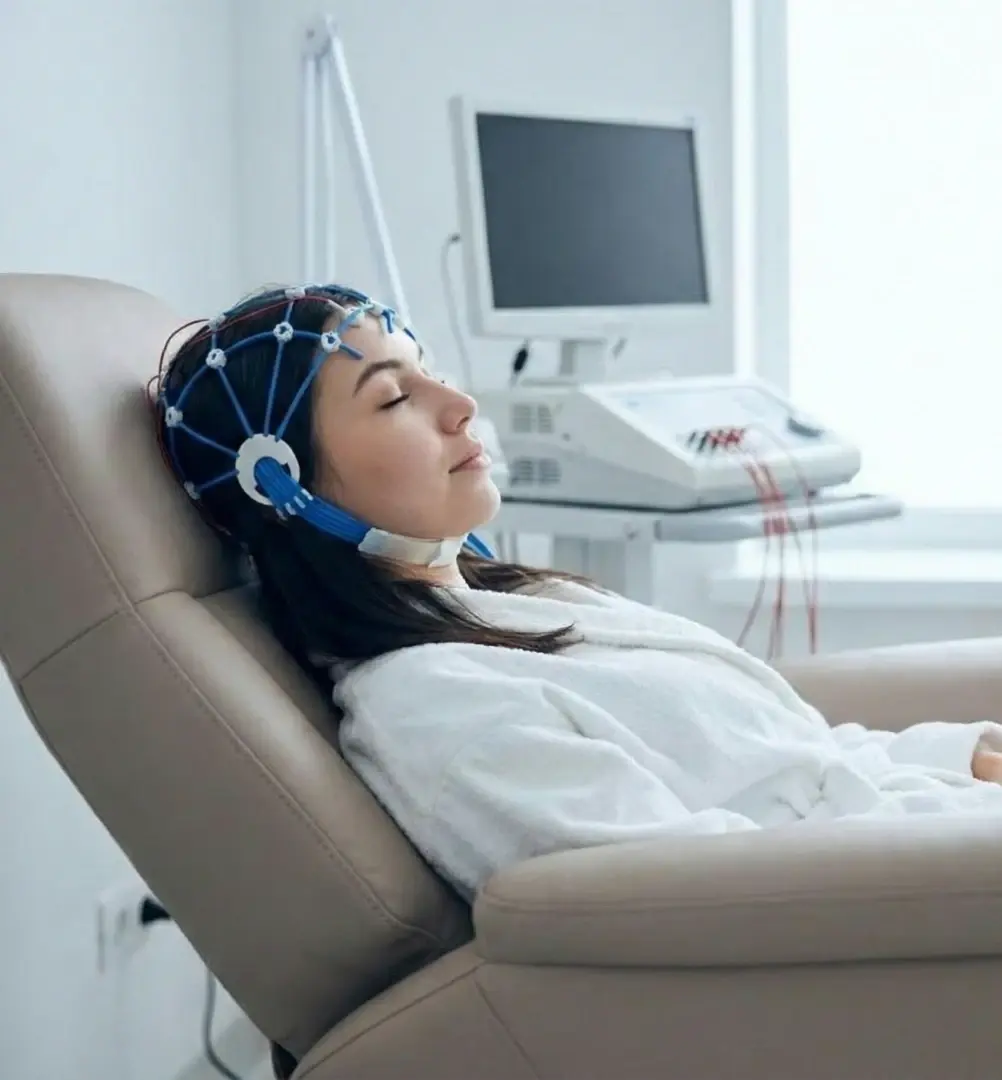 EEG چیست و چگونه فعالیت الکتریکی مغز اندازه‌گیری می‌شود؛ یک راهنمای کامل برای تصمیم بهتر