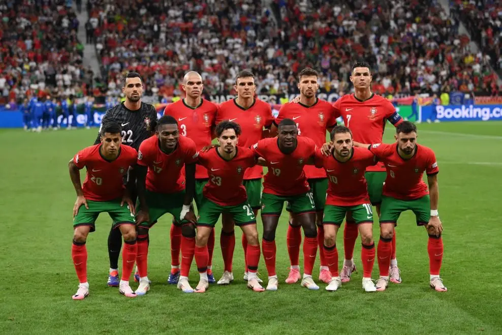 استادیوم فوتبال با تماشاگران پرشور