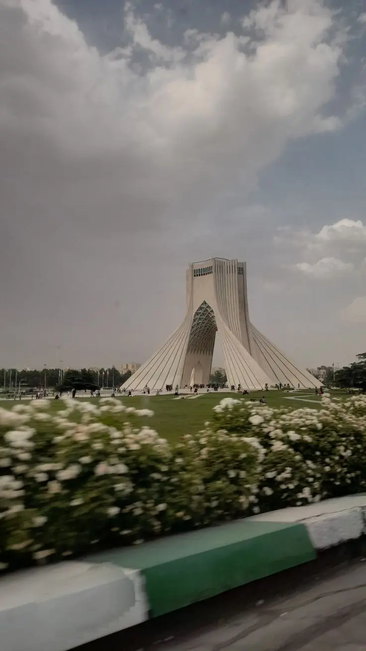 برج میلاد تهران با منظرهای زیبا از شهر