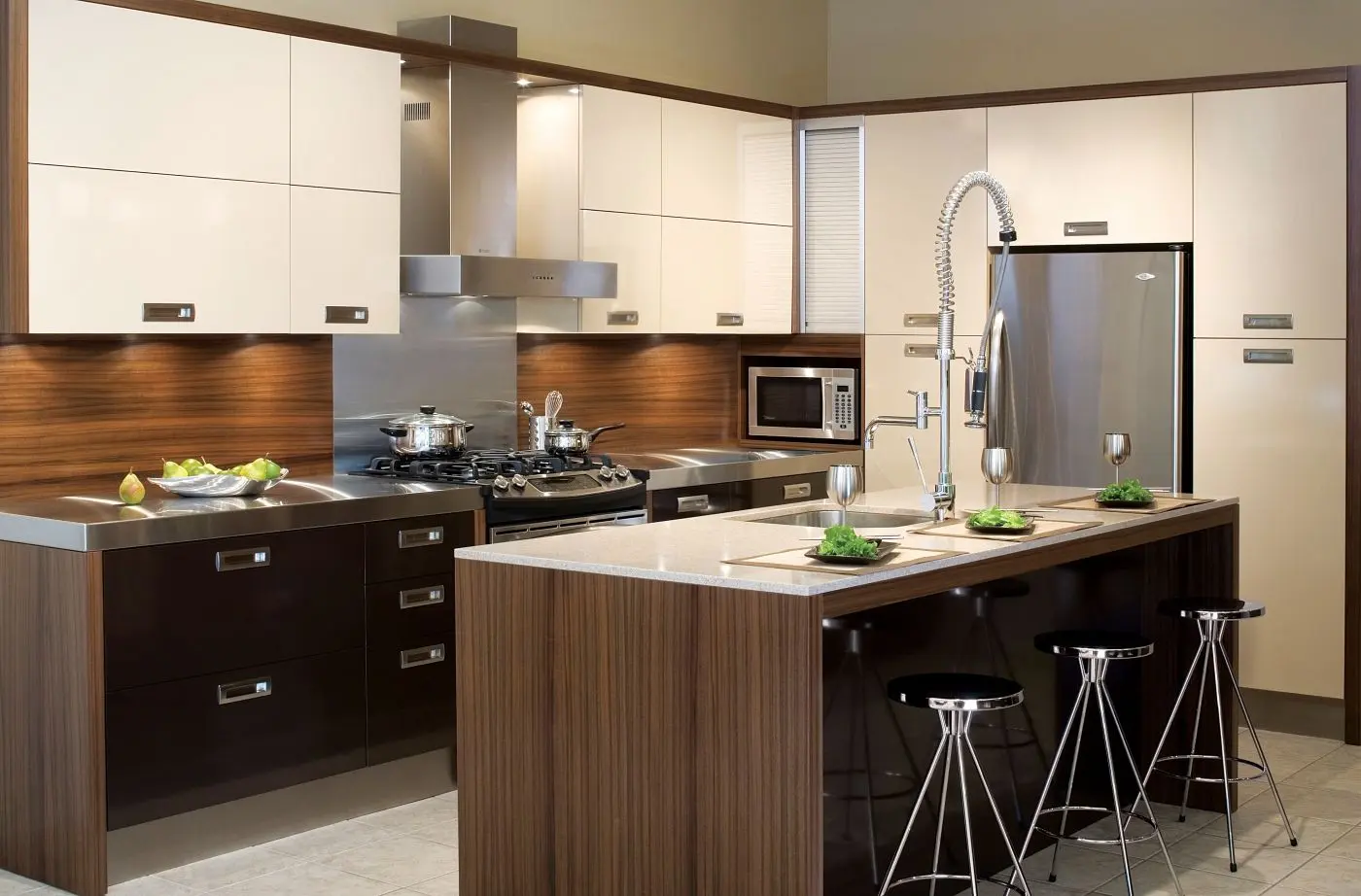 کابینت دو رنگ با ترکیب رنگهای خنثی و گرم