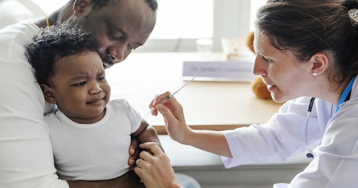 پلاکارد ضد واکسن در تظاهرات عمومی