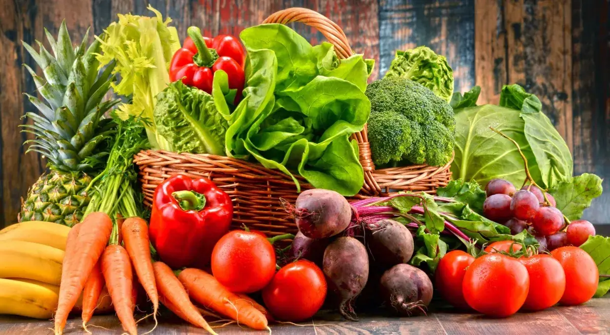 سبزیجات پخته شده در یک ظرف شیشه‌ای