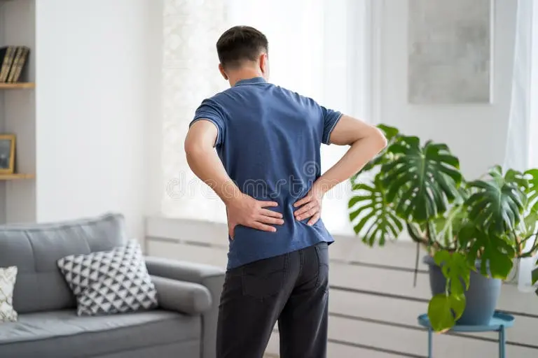یک فرد با درد کمر و نیاز به استراحت و مراقبت
