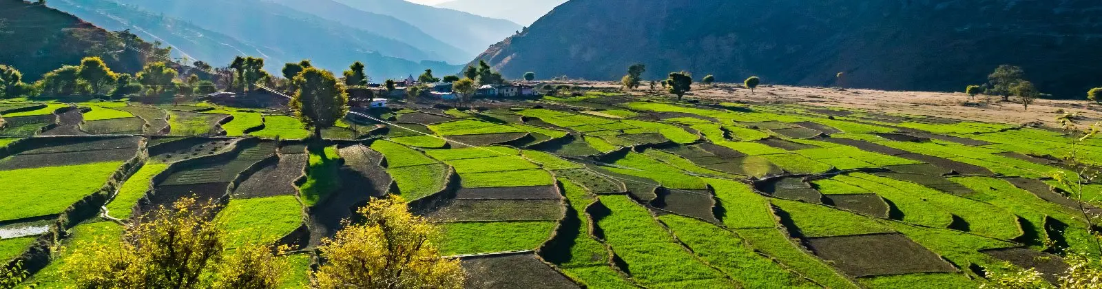 روستای کوهستانی با مناظر طبیعی زیبا و خانههای سنتی