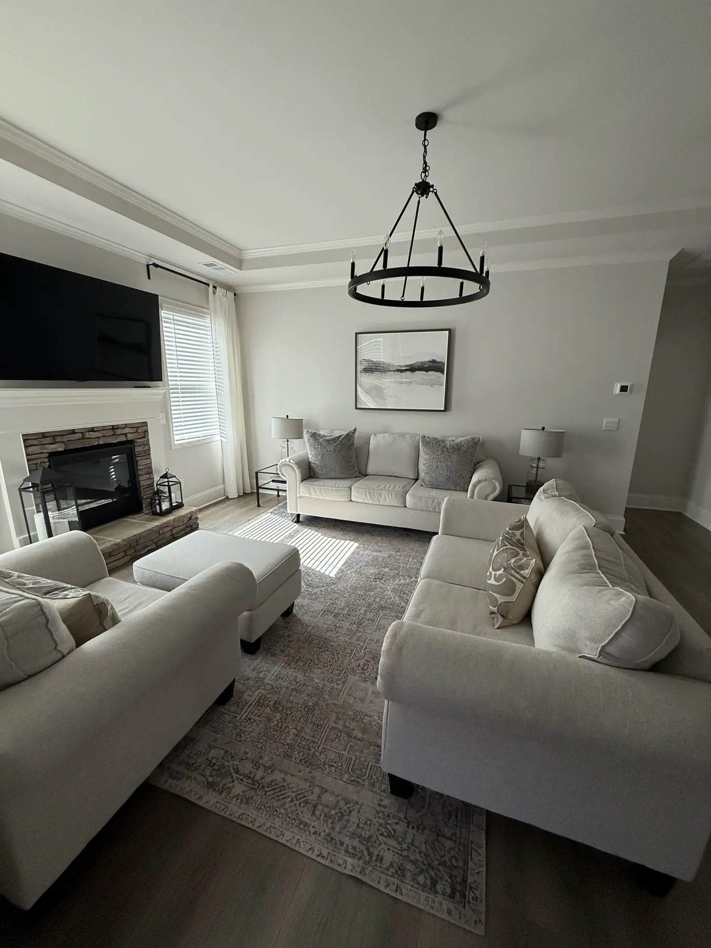 پذیرایی مینیمال با مبلمان ساده و نورپردازی مناسب