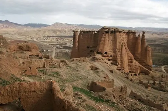 قلعه بهشت زنجان با معماری تاریخی و نمای سنگی