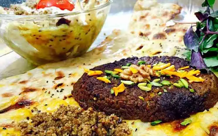 بریانی اصفهان با لایههای خوشمزه گوشت و برنج