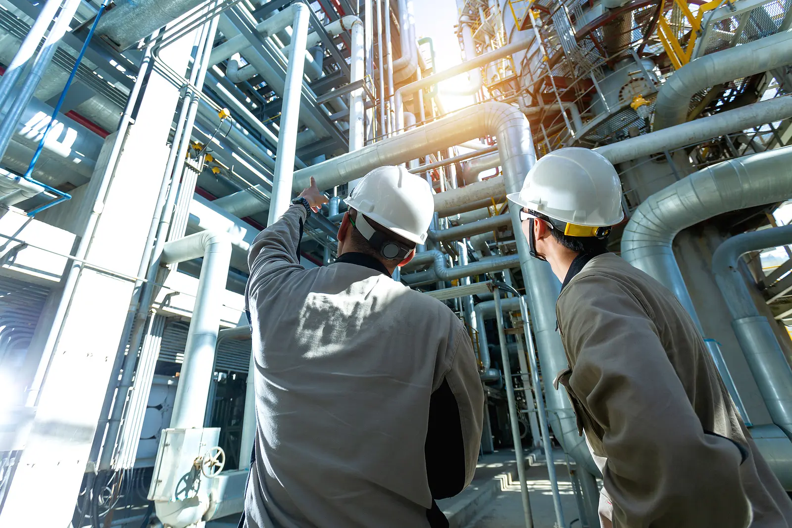 یک مهندس در حال بررسی سیستم کنترل اتوماتیک در یک کارخانه صنعتی