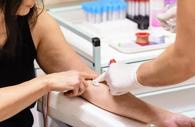 نمونهگیری خون برای آزمایش چربی و بررسی سلامت قلب و عروق