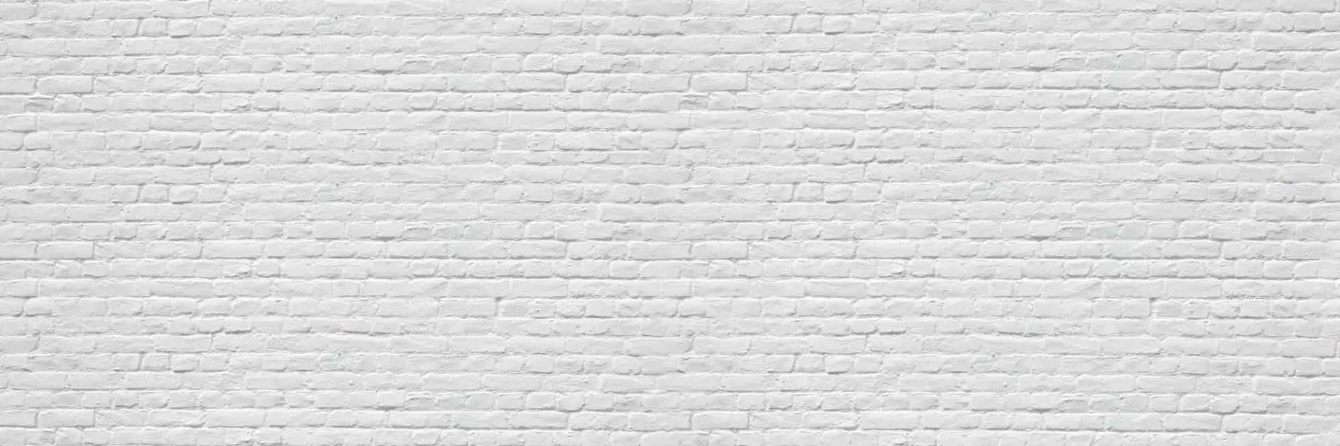 دیواری با طرح آجری که به عنوان دیوار شاخص در یک فضا اجتماعی استفاده شده است