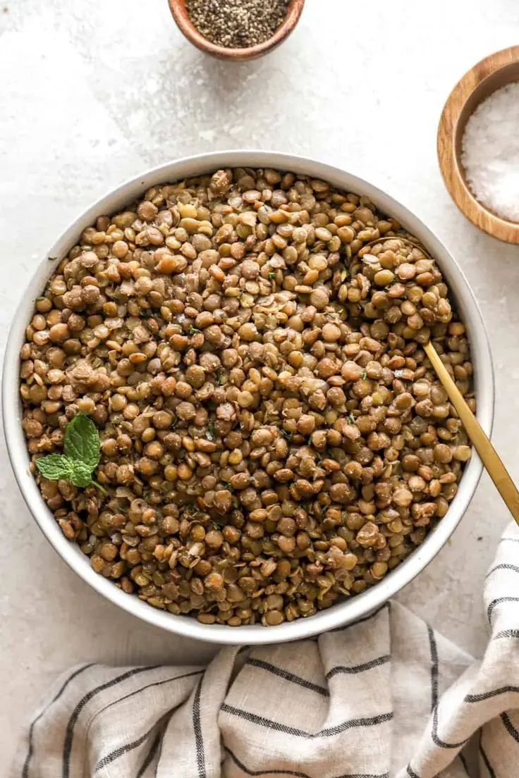 عدس پخته شده در ظرف چینی برای استفاده در آشپزی