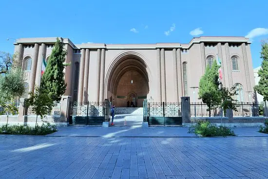 نمونه‌ای از آثار تاریخی و سفال‌های نمایش داده شده در موزه ایران باستان