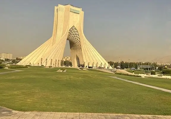 نمای نزدیک برج آزادی با جزئیات معماری مدرن و زیبایی خاص