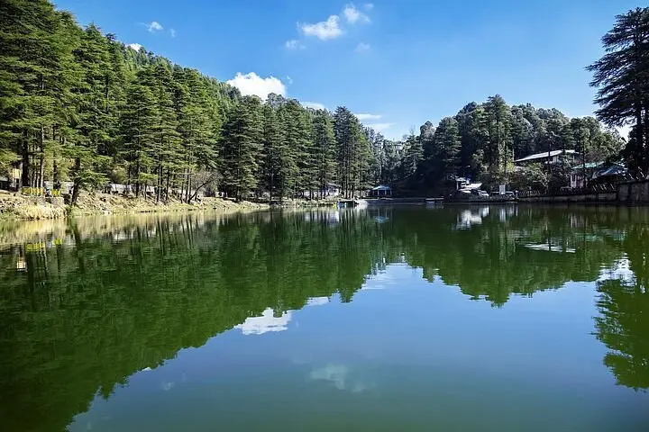 منظره روستاهای کوهستانی و خانههای چوبی اطراف دریاچه سقالکسار