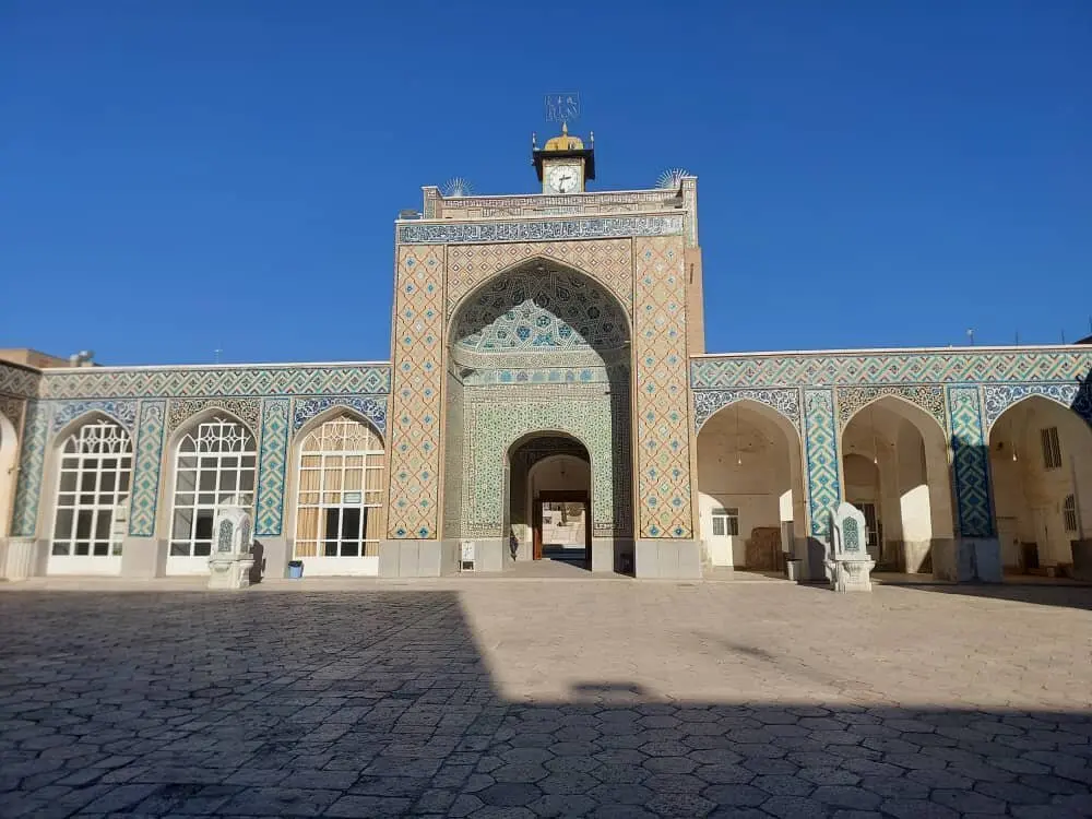 منظره طبیعی کوه‌های اطراف کرمان با آسمان صاف و نور خورشید