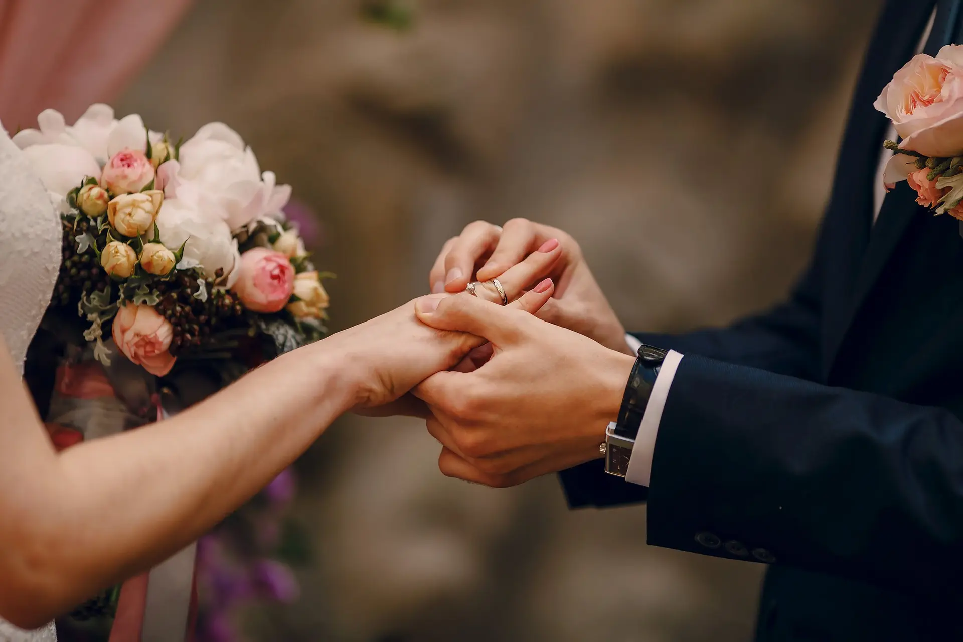 دو نفر در حال صحبت کردن با یکدیگر در فضای آرام و صمیمی