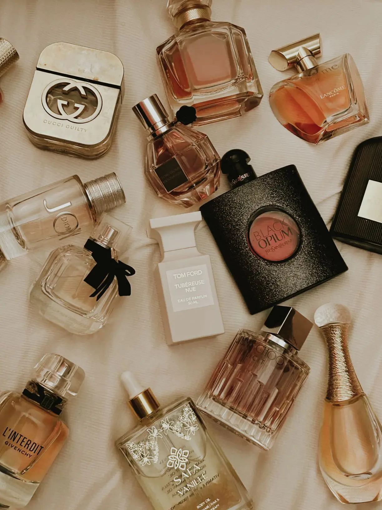 مجموعهای از بطریهای ادکلن و عطر با طراحیهای مختلف