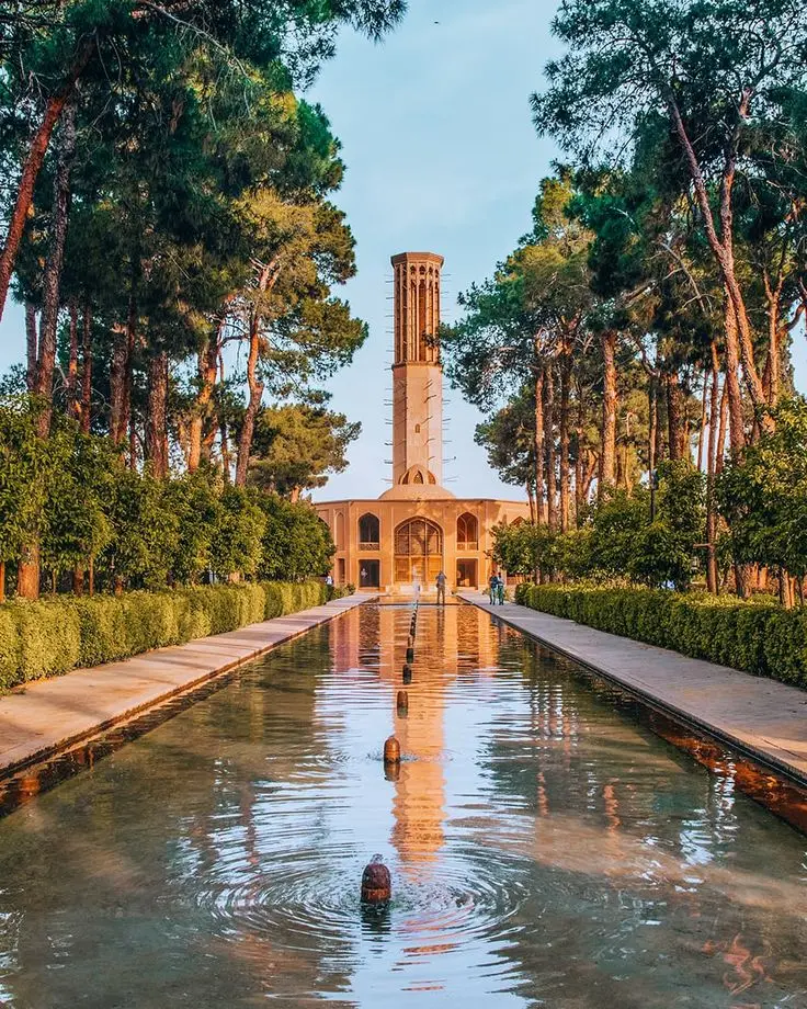 منظره کوهستانی دماوند با هوای خنک و آسمان صاف