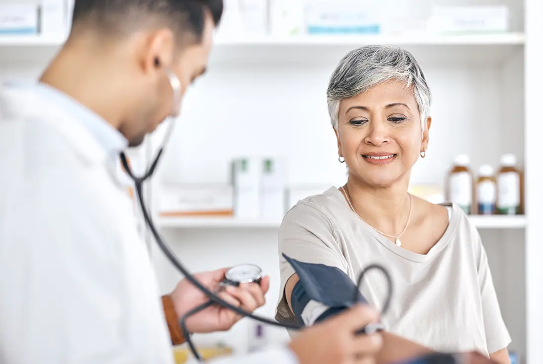 پزشک در حال بررسی نتایج آزمایش با بیمار