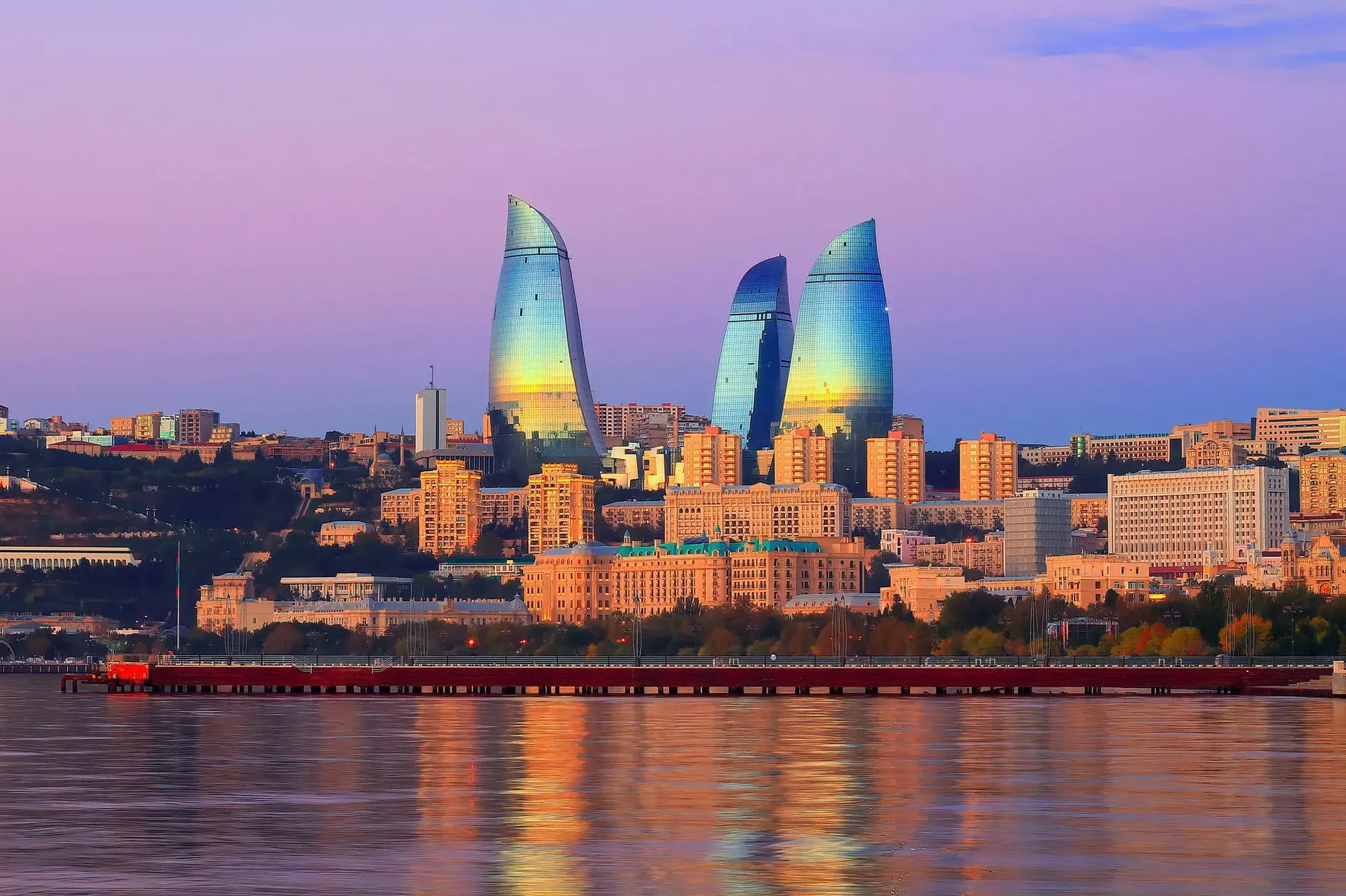جاده کوهستانی آذربایجان با خودروهای در حال حرکت و منظره طبیعی زیبا