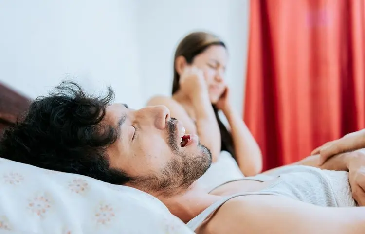 دستگاه CPAP که برای درمان آپنه خواب و کاهش خرخر شدید استفاده میشود