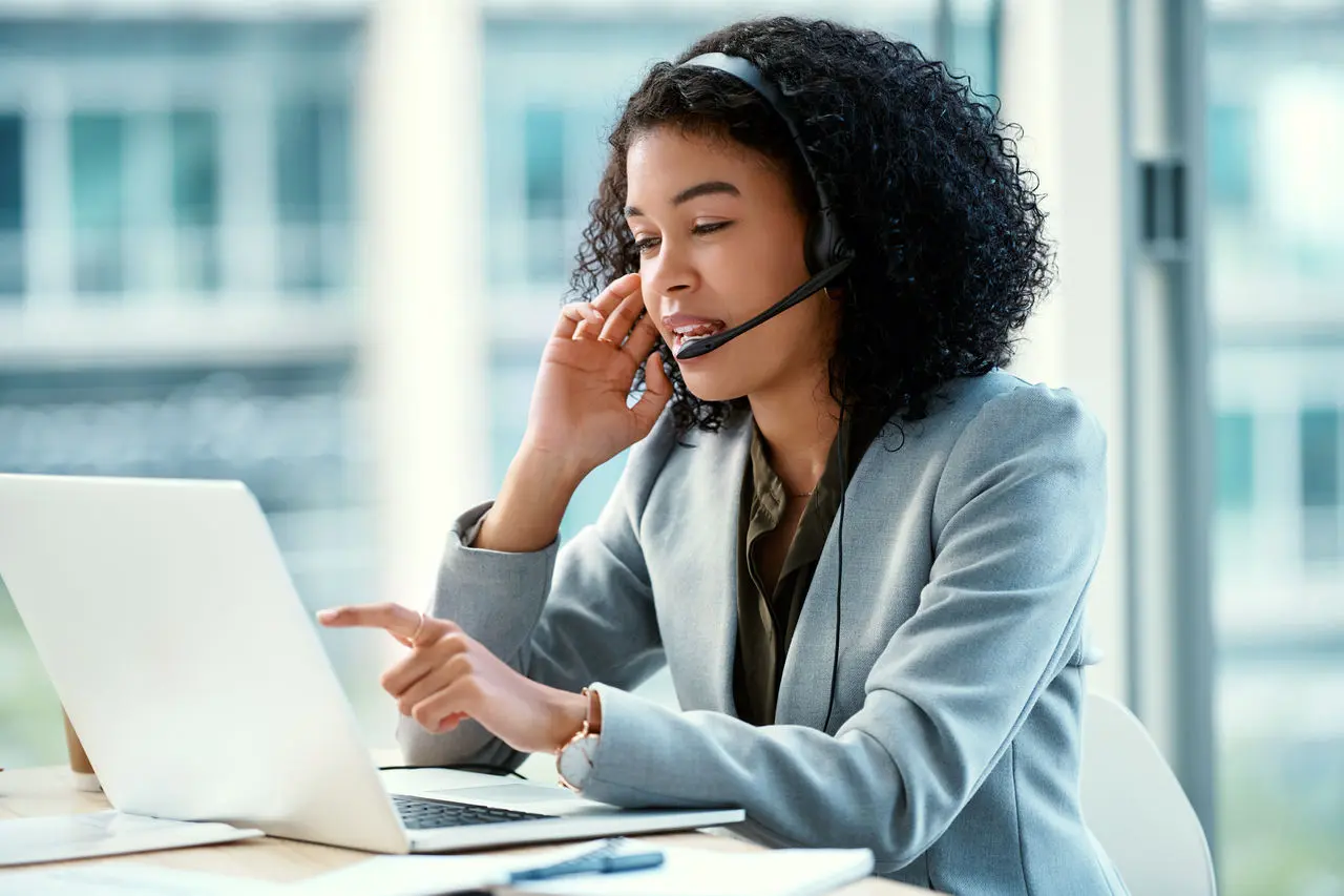تیم پشتیبانی در حال ارائه خدمات با کیفیت به مشتری