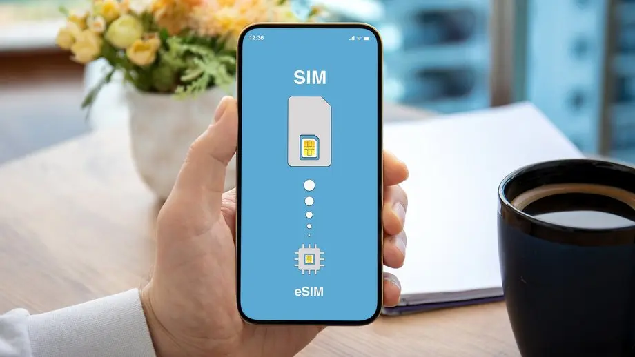 نمایش یک دستگاه هوشمند خانگی با اتصال eSIM و نمایش شبکههای مختلف قابل دسترسی