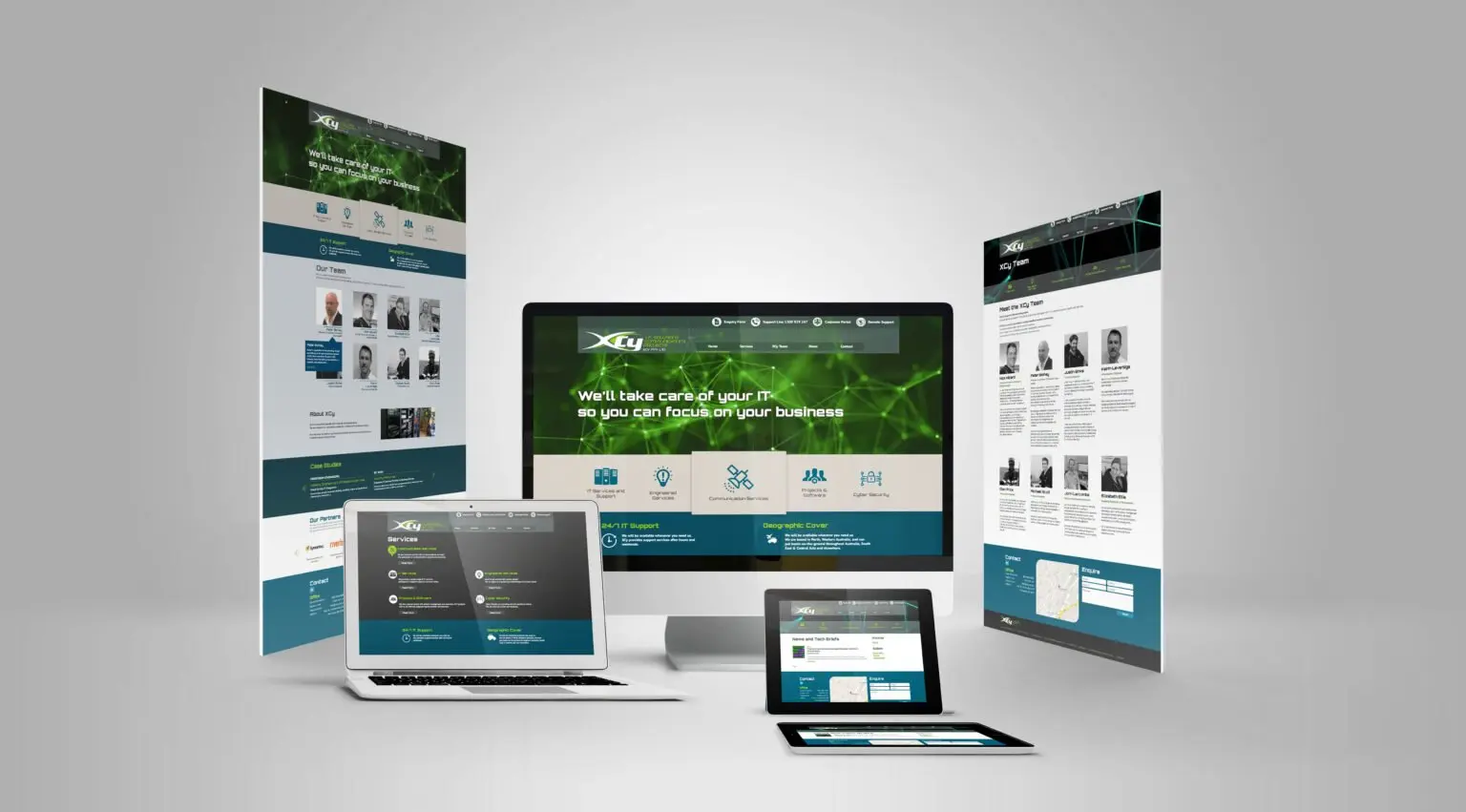 یک توسعهدهنده وب در حال کار بر روی کدهای سفارشی برای یک سایت تحت مدیریت CMS