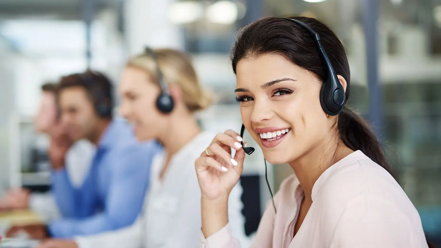یک مشتری رضایتمند در حال استفاده از محصول و تجربه مثبت