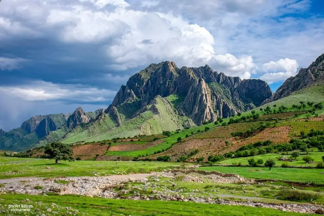 منظره کوهستانی استان کردستان با ارتفاعات بلند و دره‌های عمیق