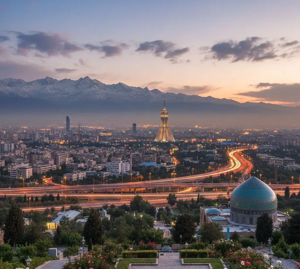 منظره زیبا از باغ ملی تهران با درختان و مسیرهای پیادهروی