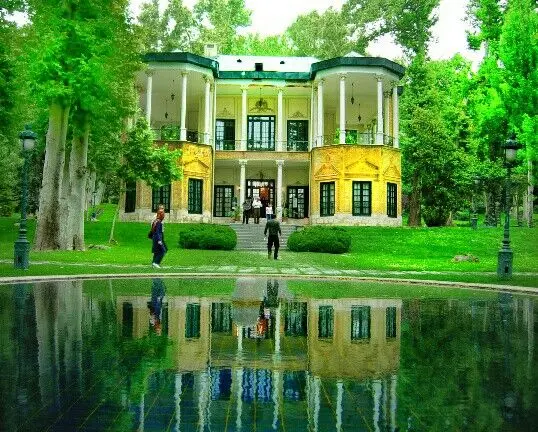 باغ‌های زیبا و معماری اروپایی کاخ نیاوران در فصل بهار