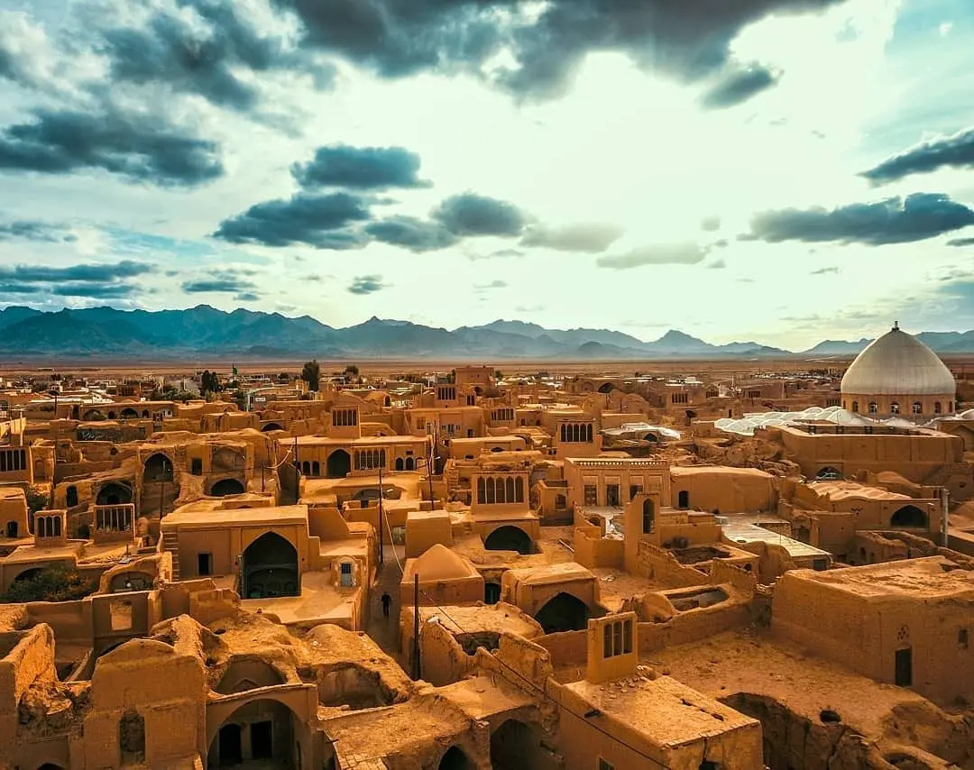 غذاهای سنتی یزد مانند آش رشت و شیرینیهای محلی