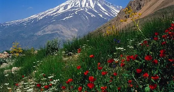 کوه دماوند در نزدیکی مازندران با پوششی از برف و ابرهای زیبا