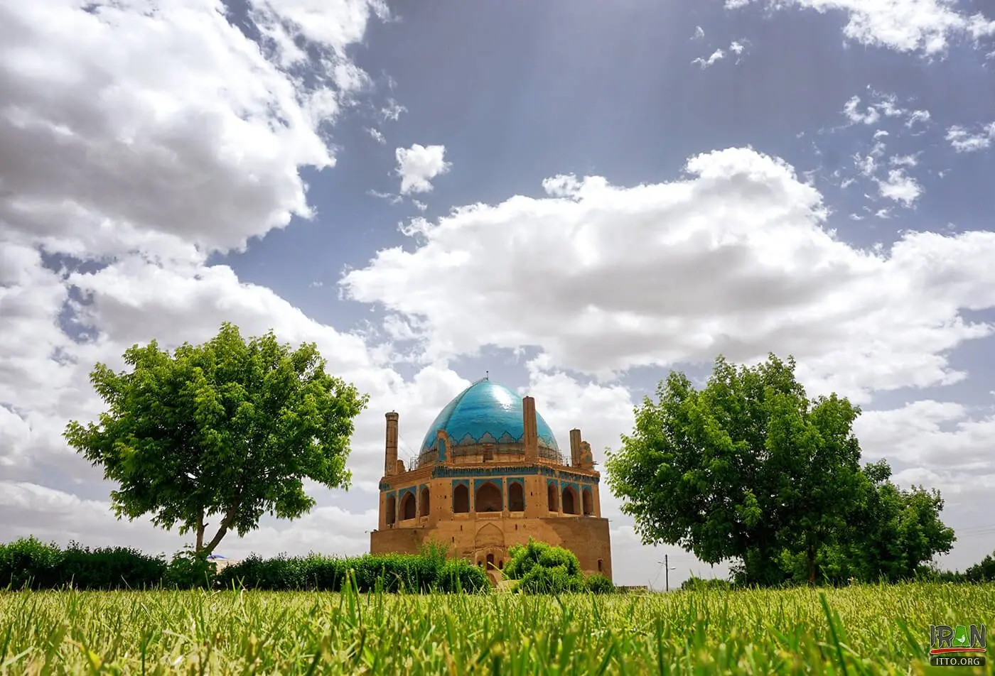 گنبد سلطانیه با نمای بیرونی زیبا و گنبد عظیم خود که در میان طبیعت کوهستانی استان زنجان قرار گرفته است