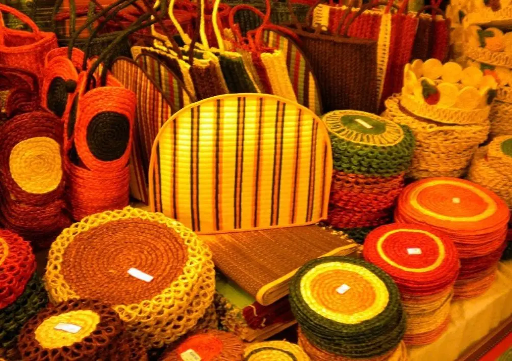 نمونه‌ای از گلیم ایرانی با طرح‌های سنتی و رنگ‌های طبیعی