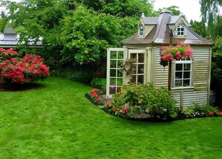یک حیطه خانه با طراحی زیبا و مناسب برای خانواده