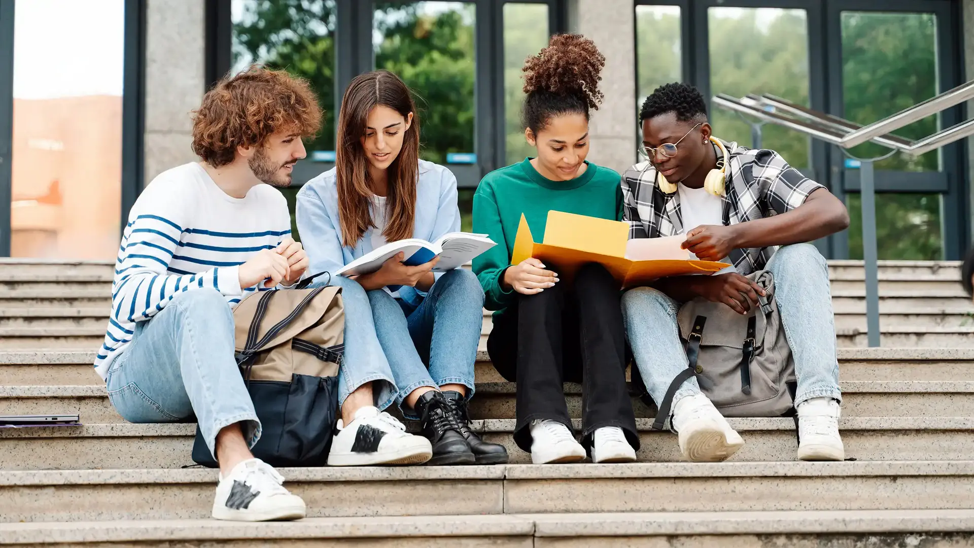 دانشآموزان در حال شرکت در یک بحث گروهی در کلاس