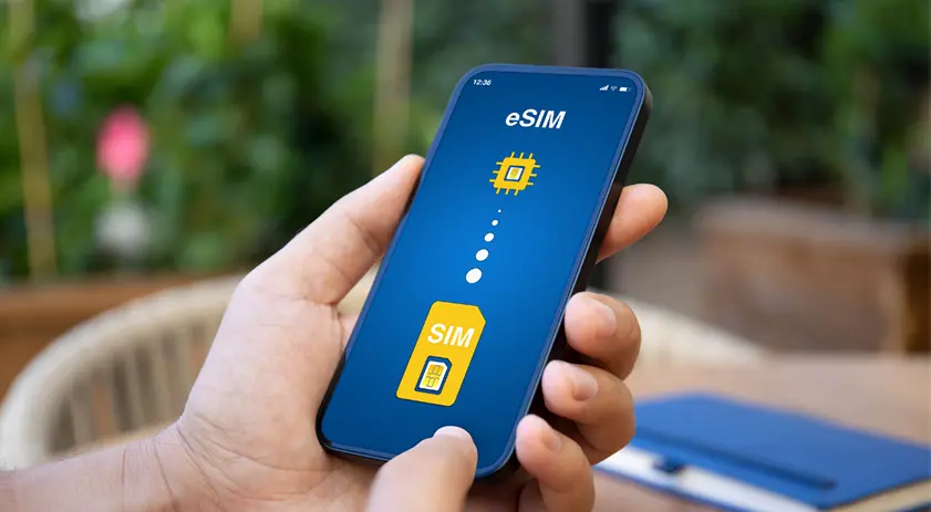 نمونهای از یک گوشی هوشمند با پشتیبانی از eSIM و نمایش منوی تنظیمات آن