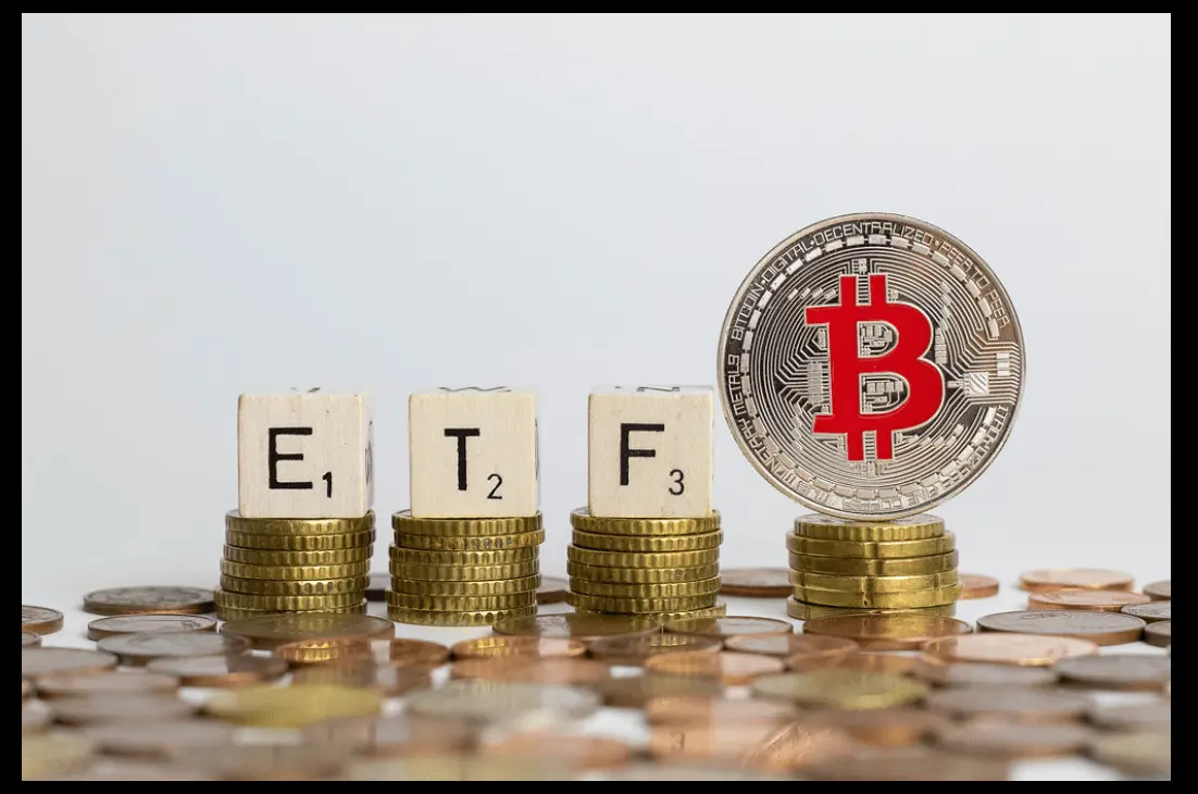 نمایی از نمودارهای مالی و مقایسه عملکرد ETF‌های مختلف