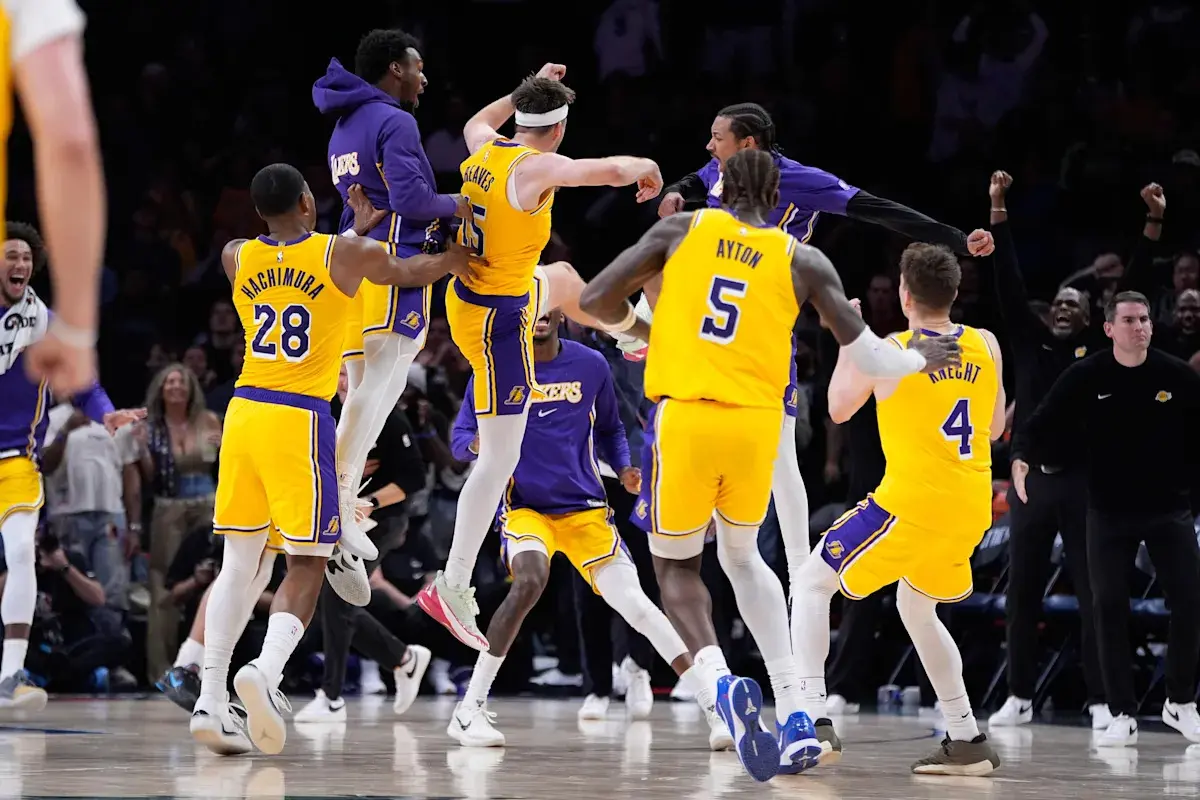 کوبی برایانت در حال شوت در بازی فینال NBA برای لس‌آنجلس لیکرز