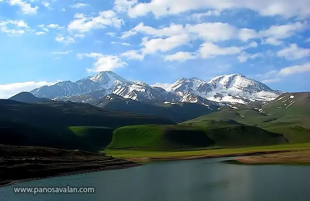 منظره قله سهند با برف و ابرهای پایین
