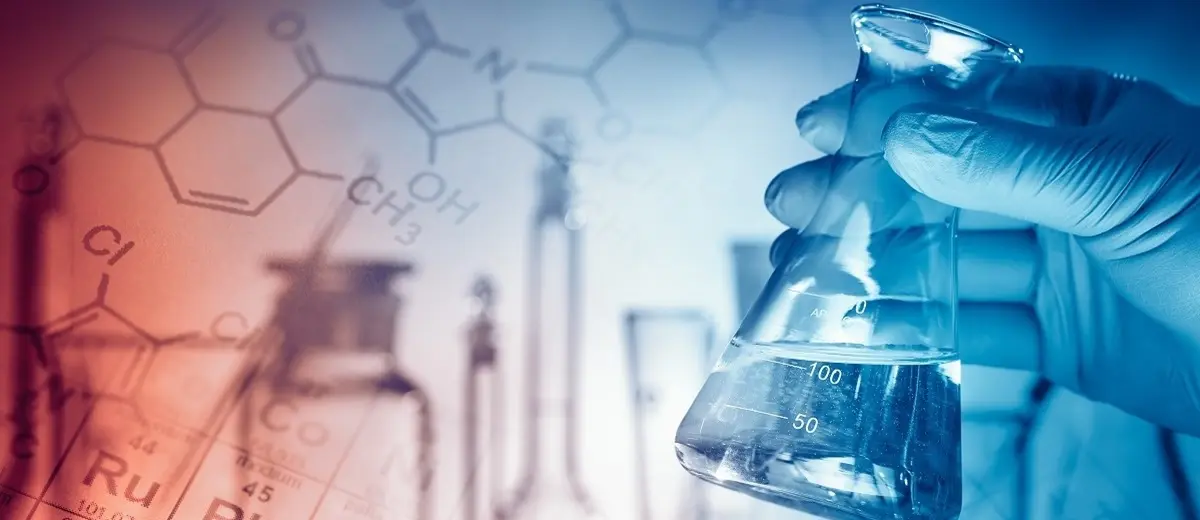 نمونهای از آزمایشگاه شیمی با تجهیزات مختلف برای تجزیه و تحلیل مواد