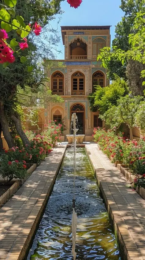باغ ایرانی با آبنما و عناصر معماری سنتی