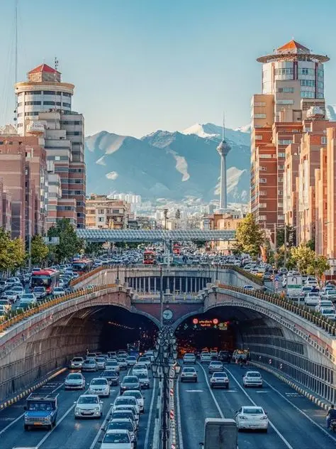 بازار تهران با فروشگاههای سنتی و بافت تاریخی