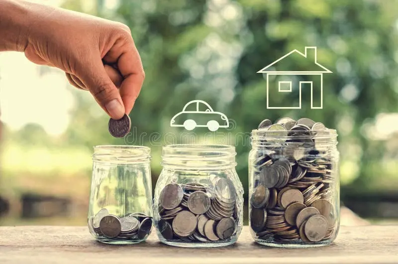 ذخیرهسازی پول در یک جار شیشهای به عنوان نمادی از پسانداز و مدیریت مالی