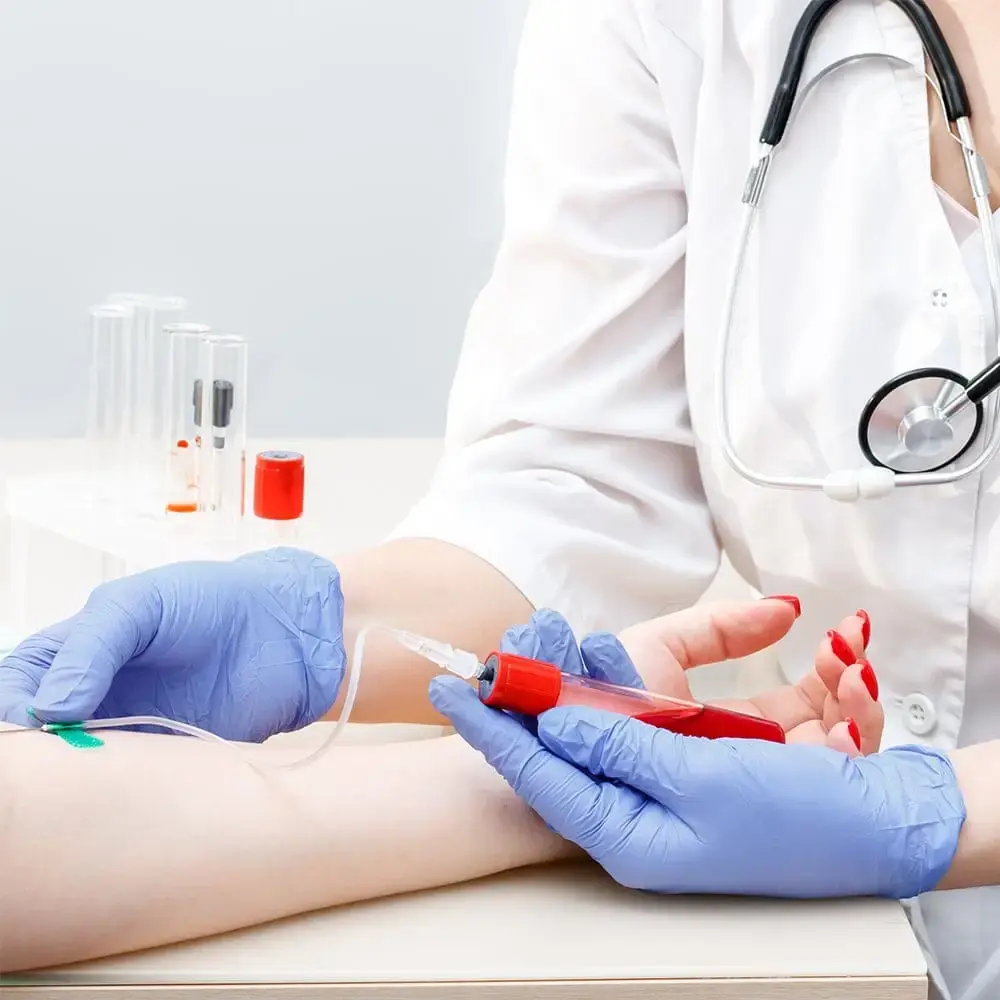نمونهای از نمونه خون گرفته شده برای آزمایش CBC در آزمایشگاه