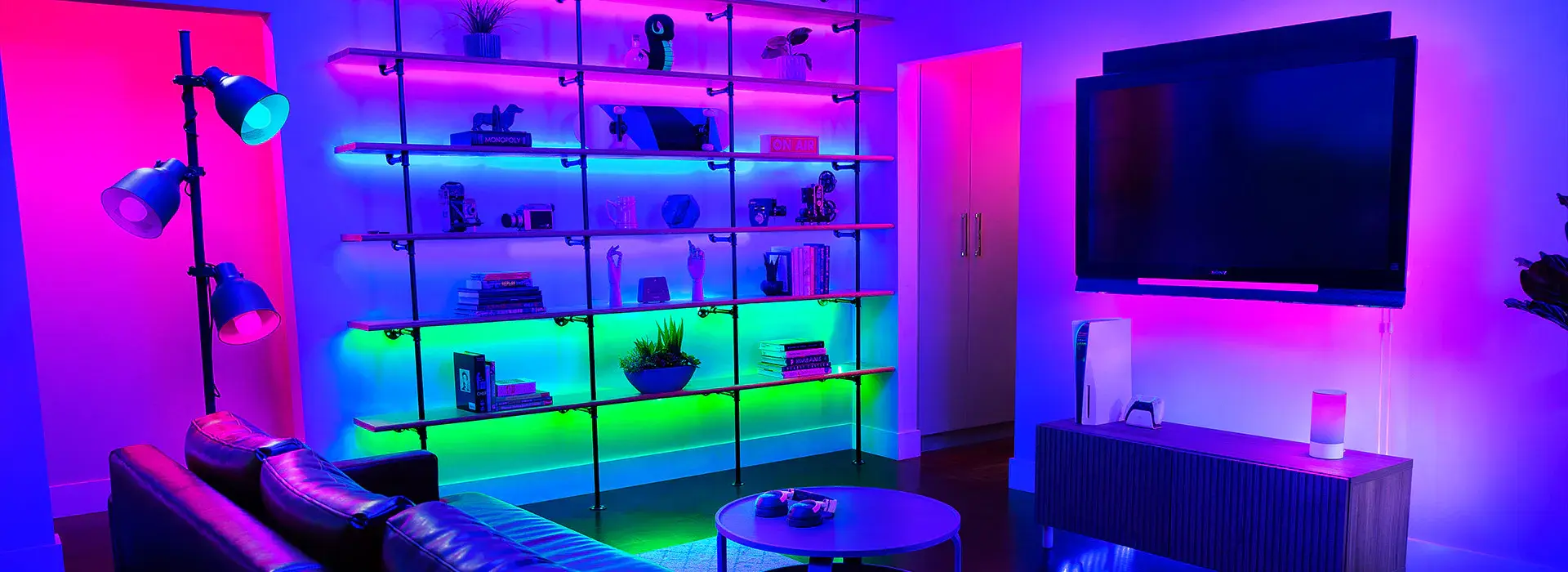 اتاق گیمینگ با نورپردازی RGB و طراحی مدرن